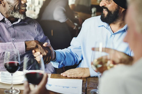 Les gens d'affaires serrent la main au restaurant — Photo