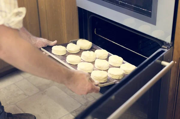 手拿着托盘与原料糕点 — 图库照片