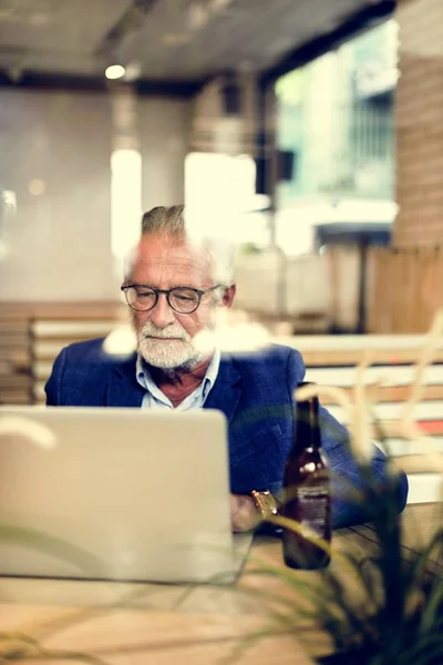 Mann arbeitet am Laptop — Stockfoto