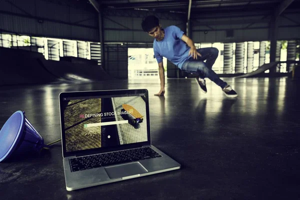 Laptop aberto com dancerbreakdancer — Fotografia de Stock