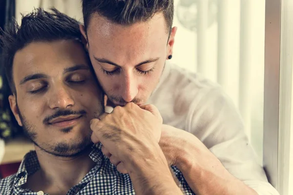 Schwules Paar küsst — Stockfoto