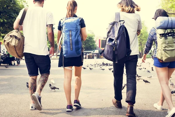 Unga vänner resenärer med ryggsäckar — Stockfoto