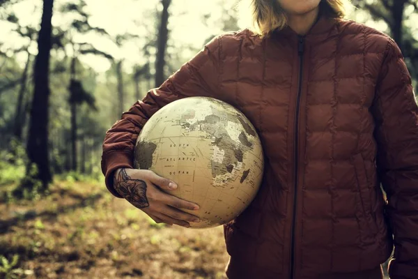 Ung man anläggningen globe — Stockfoto