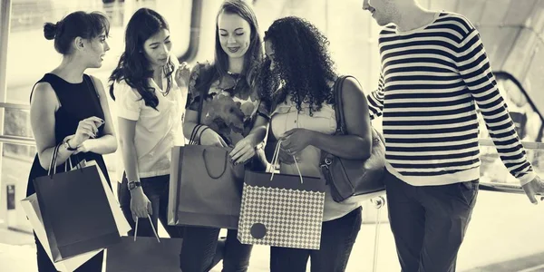 Amigos felizes no shopping — Fotografia de Stock