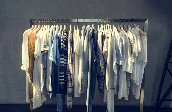 Modegeschäft mit Kleidung — Stockfoto