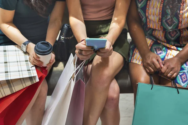 Mensen met shopping tassen — Stockfoto