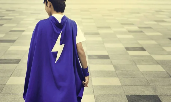 Superheldenjunge im Kostüm — Stockfoto