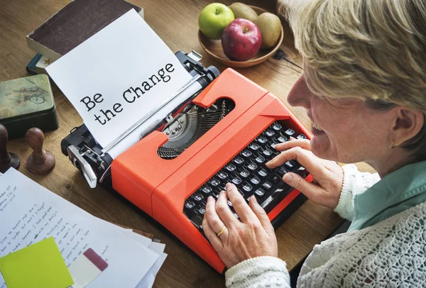 Senior Kvinna skriver på skrivmaskin maskin — Stockfoto