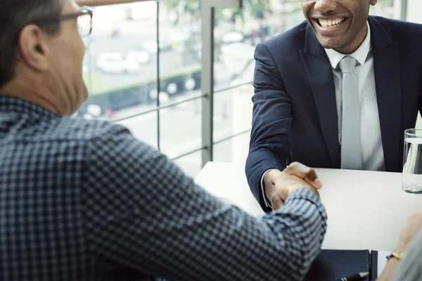 Mensen uit het bedrijfsleven bij professionele meeting — Stockfoto