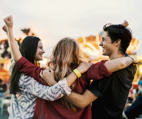 Mejores amigos en el parque de atracciones —  Fotos de Stock