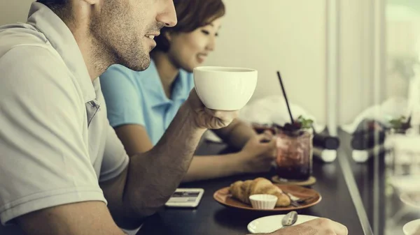 Bebida de casal café no café — Fotografia de Stock
