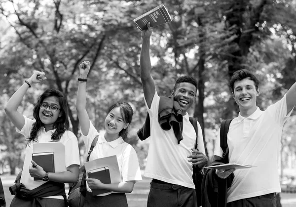 Diversos estudiantes en uniforme escolar —  Fotos de Stock