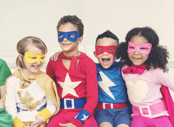 Superhéroes Niños alegres se divierten —  Fotos de Stock