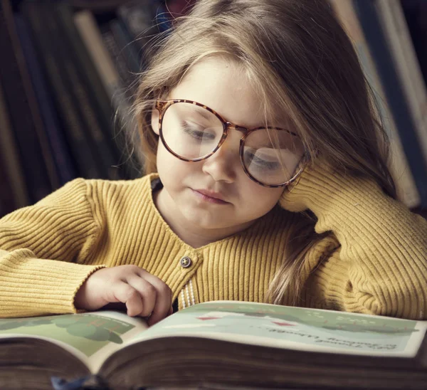 Adorável menina leitura contação de histórias — Fotografia de Stock