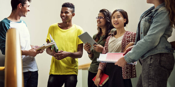 Молодые студенты на лестнице
