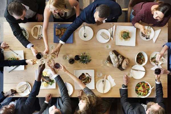Gente teniendo comida juntos —  Fotos de Stock