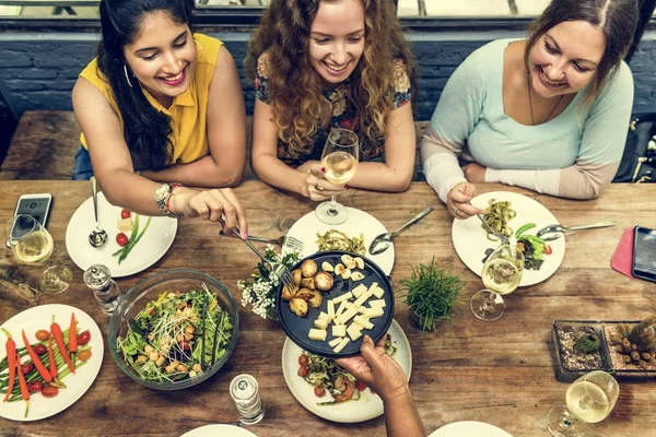 Mujeres cenando — Foto de Stock