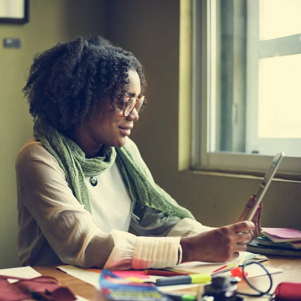 Donna che utilizza tablet digitale — Foto Stock