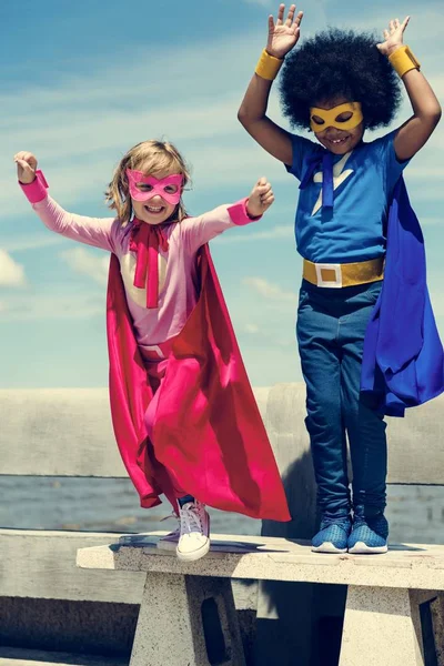 Super héroe alegre niños — Foto de Stock