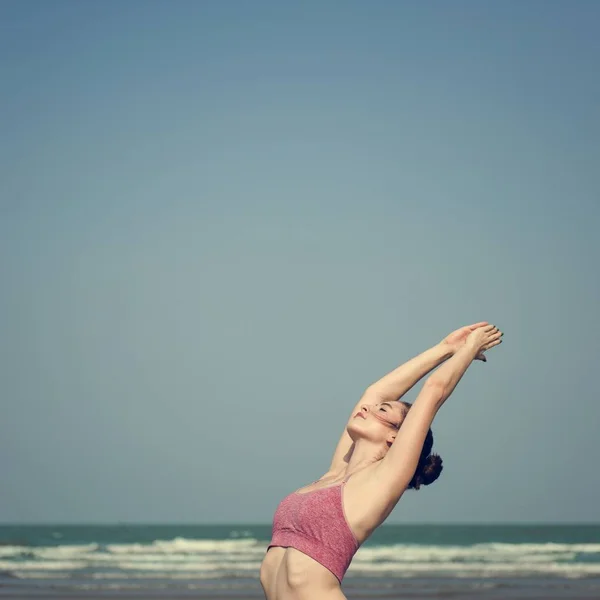Жінка робить йогу на пляжі — стокове фото