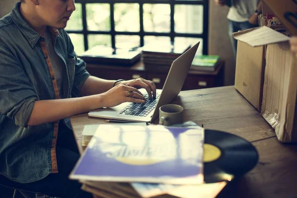 Homem trabalhando no laptop — Fotografia de Stock