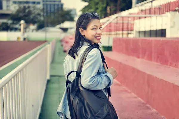 Junge asiatische Frau im Freien — Stockfoto