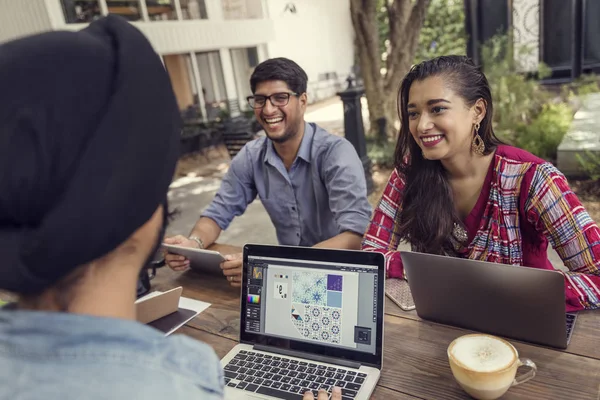 Indiano com laptops e café — Fotografia de Stock