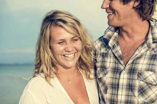 Casal alegre na praia — Fotografia de Stock