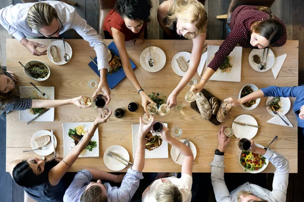Pessoas que comem juntas — Fotografia de Stock
