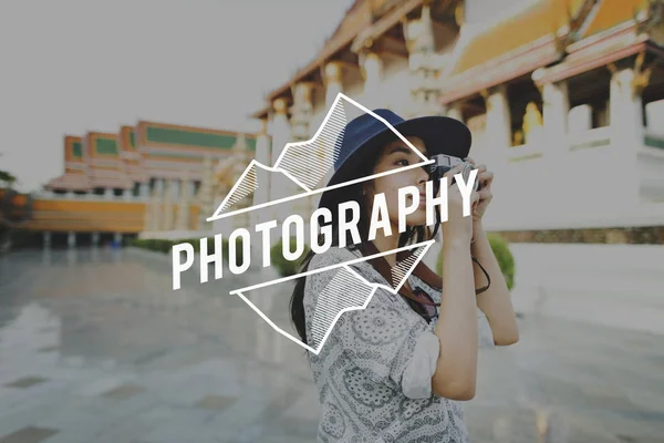 Stílusos ázsiai lány kamerával — Stock Fotó