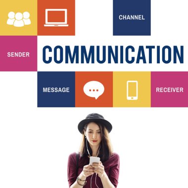 Akıllı telefon tarama şapkalı kadın