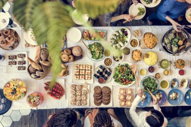 partide çok ırklı insanlar