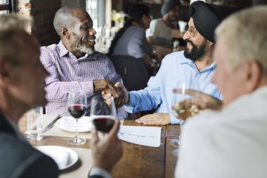 İş sallayarak elleriyle restoranda