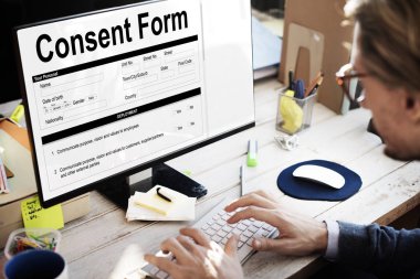 Bilgisayar klavyesinde yazan iş adamı