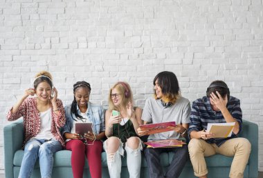 Dijital cihazlar kullanan öğrenciler