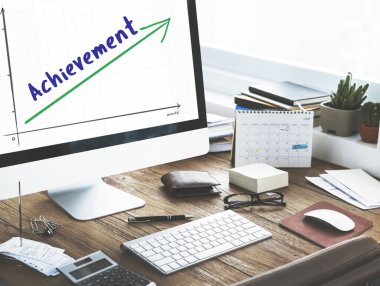 Bilgisayar çalışma masası üzerinde