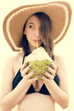 güzel kadın--dan Hindistan cevizi içme 