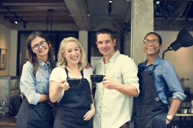 Barista arkadaşlar coffee shop