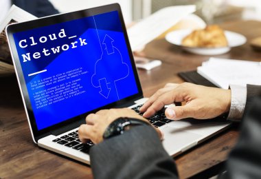 Dizüstü bilgisayar kullanan iş adamı