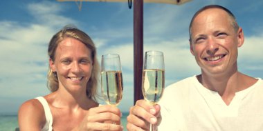 Kumsalda şampanya içmek Çift