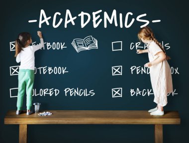 Yazı tahtası üzerinde çizim çocuklar