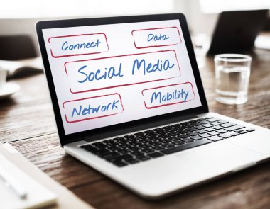 bardak su ile çalışma alanı tablo üstünde laptop