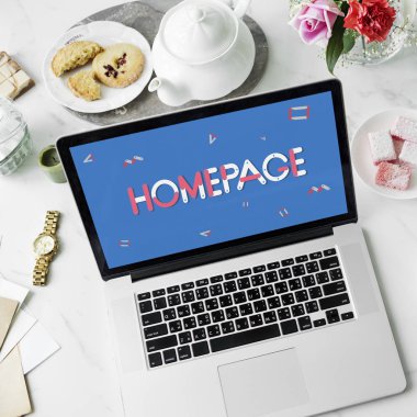 ekranda metin olan dizüstü bilgisayar