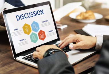 Dizüstü bilgisayar kullanan iş adamı