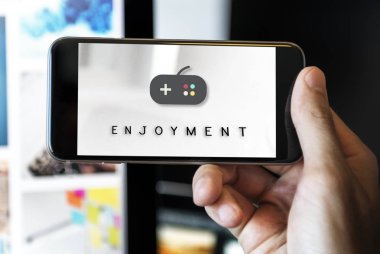 Akıllı telefon kullanan adam