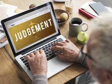 Dizüstü bilgisayar kullanan kıdemli adam.