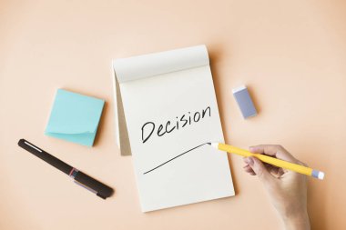 kalem tutan ve yazma kişi