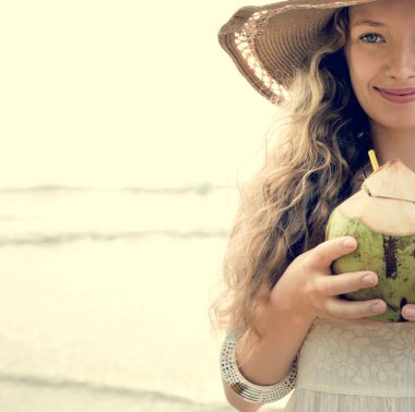 güzel kadın--dan Hindistan cevizi içme 