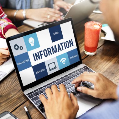 Dizüstü bilgisayar kullanan insanlar