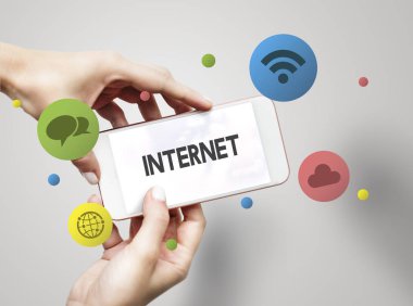 Akıllı telefon kullanan adam 